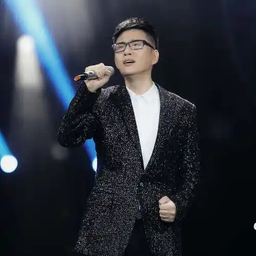 本名王卓实,11月14日出生于中国吉林省吉林市,中国内地流行男歌手