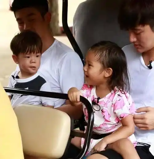 与妈妈长的更像了_李小璐_爸爸_贾乃亮