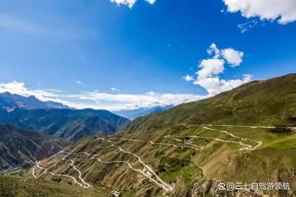 川藏南线风景秀美,自成都出发,沿途经过壮丽的自然景观,是一段难忘的