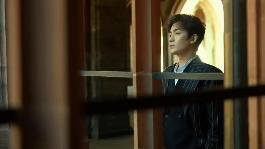 朱一龙时尚风衣写真,高清壁纸图片,大陆明星-回车桌面