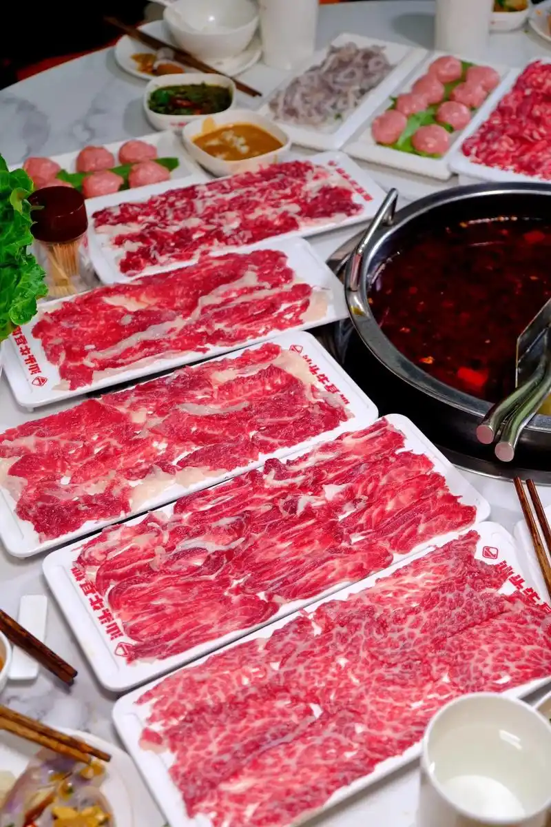 冒着大雨也要吃.这家潮汕牛肉火锅真是 - 抖音