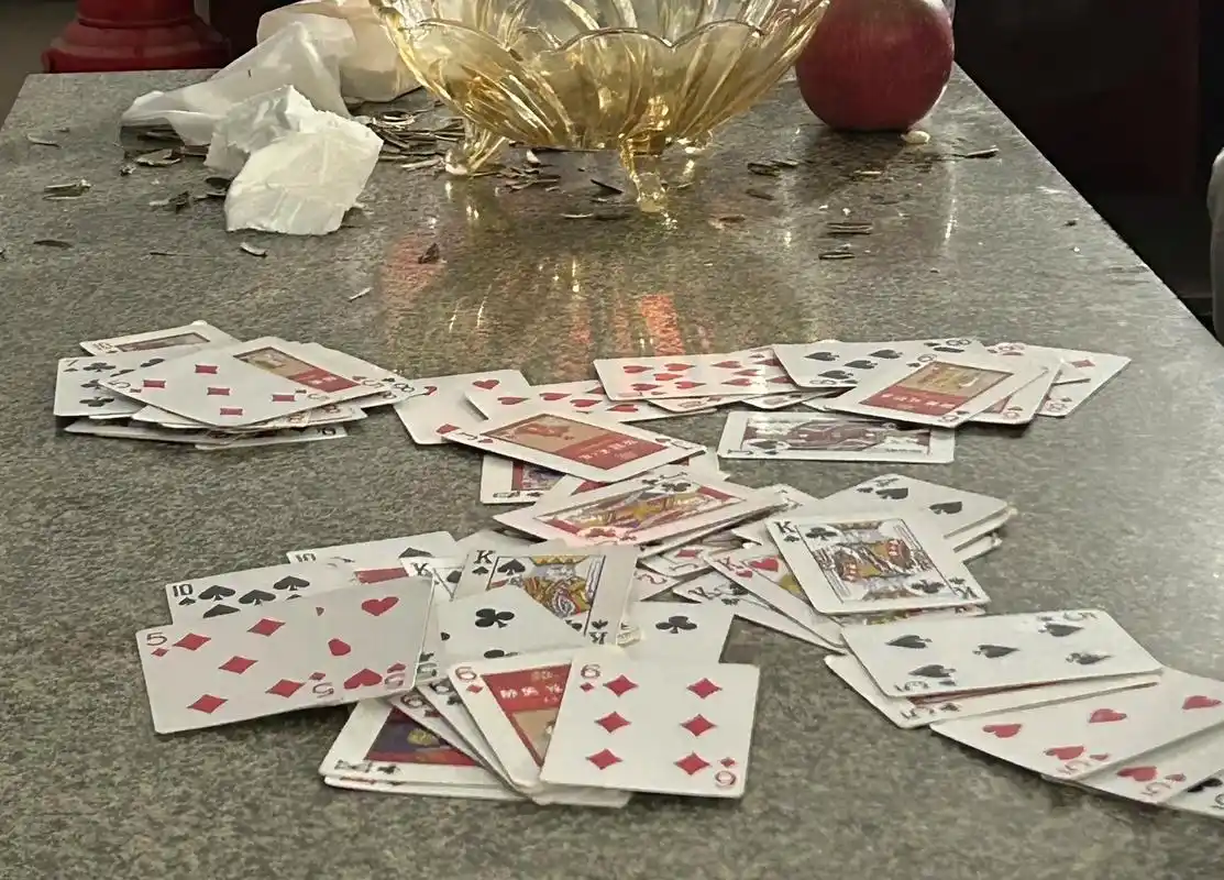 和家人们打牌打了一晚上,基本没赢过04.#保皇 #山东人过年 - 抖音