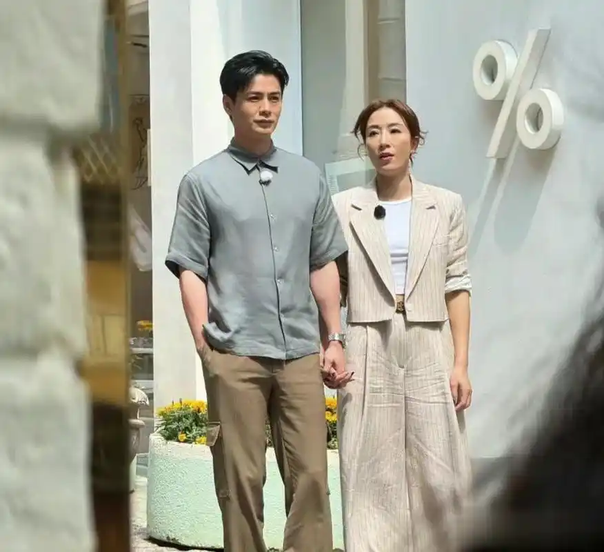 罗仲谦杨怡手牵手现身街头拍综艺