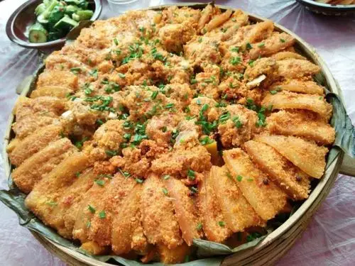 在土家族,各家各户年底杀年猪时,时兴请客人吃"蒸肉","血蕻子".