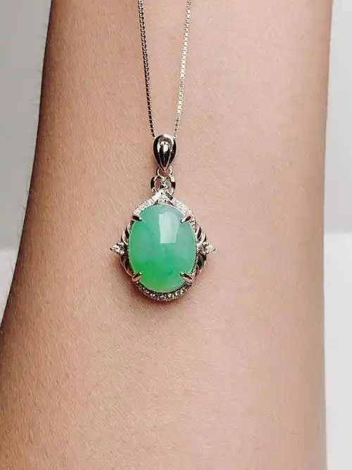 925银镶嵌 冰润满绿蛋面翡翠吊坠