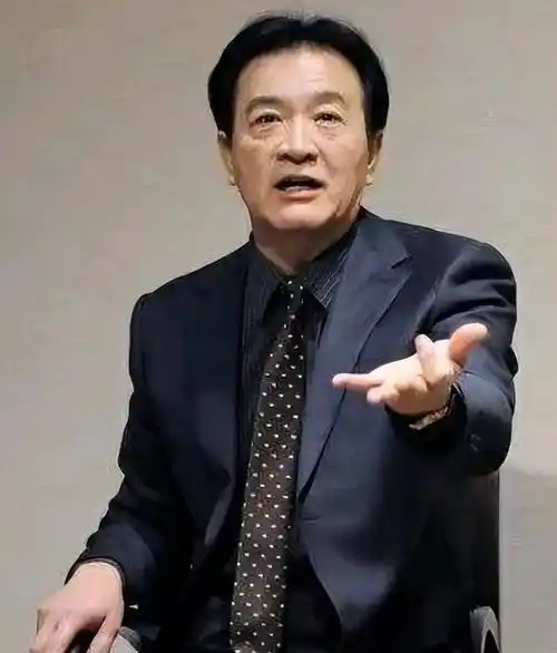 回顾周里京帅气阳刚三十年不敢忘亡妻成一生之痛