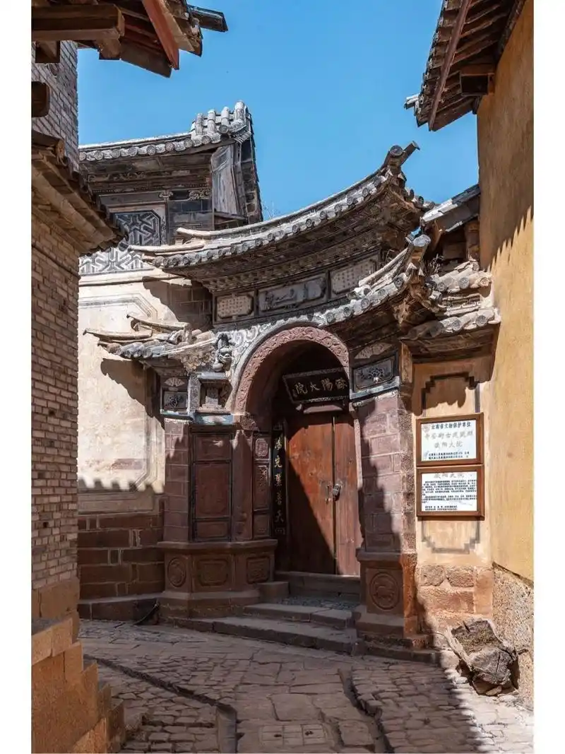 大理沙溪白族民居   白族民间建筑多为二层楼房,三开间,筒板瓦盖顶,前
