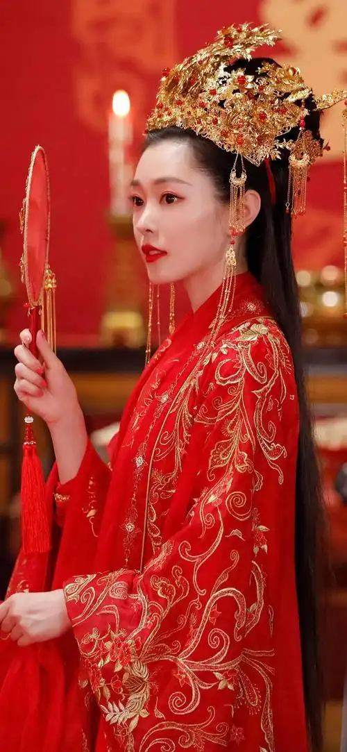 当红女星的古装红色结婚造型白鹿端庄宋轶温柔热巴妩媚