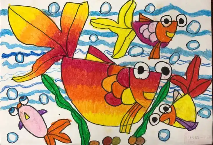 能够运用形状概括表现金鱼,画出不同动态的金鱼,并能够运用蜡笔渐变接