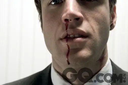 男人身体红色警报流鼻血