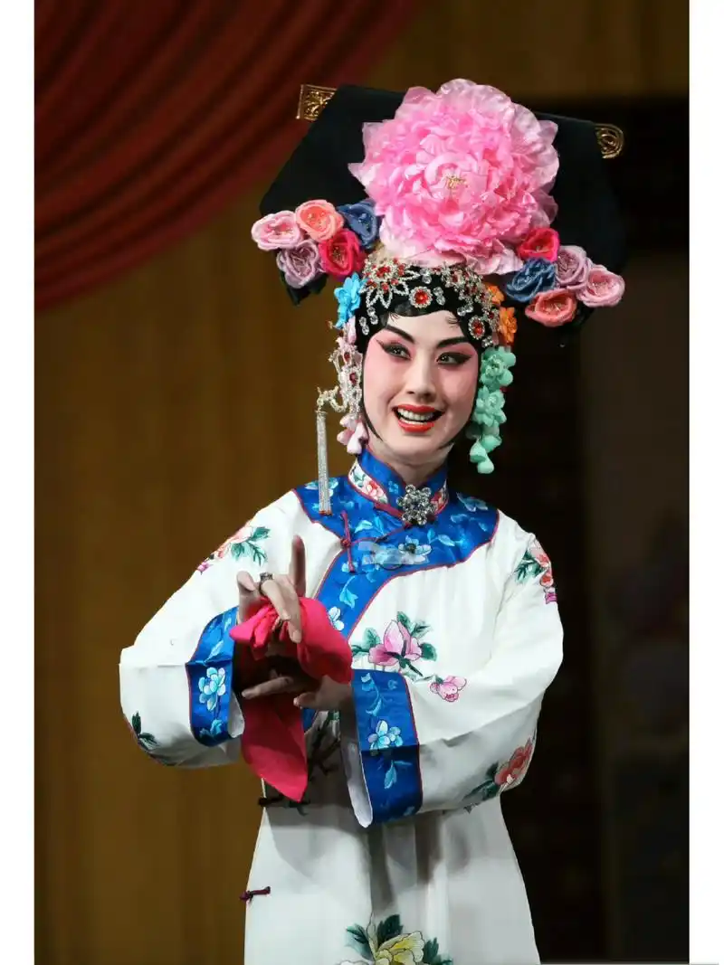 旦角的扮演人物按年龄,身份,性格及其表演特点,有比较详细的分工和