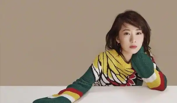 自从因扮演"海藻"一角而走红后,李念的演艺道路似乎被定型,更不幸地被