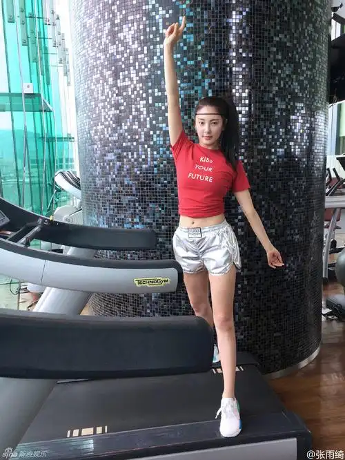 组图:张雨绮挺大胸秀白腿 撩衣露腰全身是宝