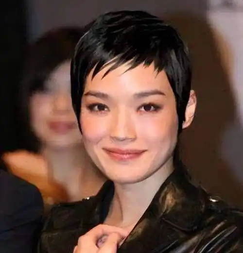 而且过于贴脸的短发,也给观众造成视觉上头大的冲击感