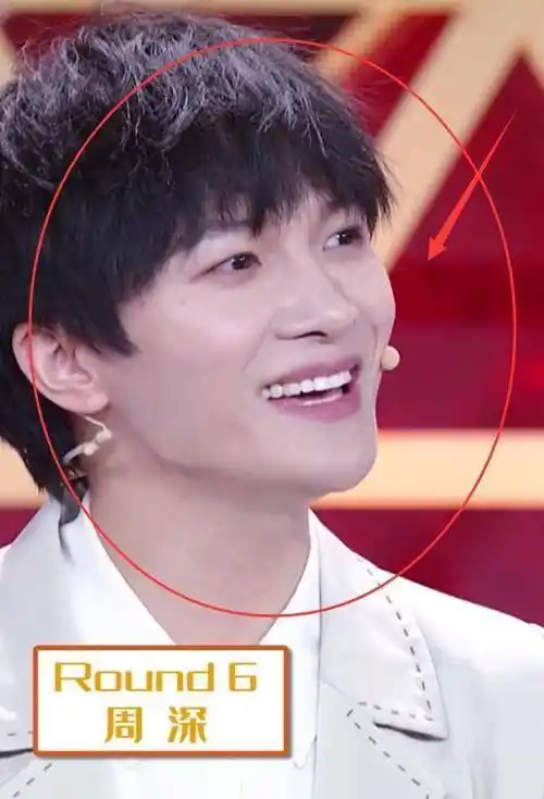 周深在唱歌的时候,导播忍不住给了他一个特写镜头,因为歌声太美妙了