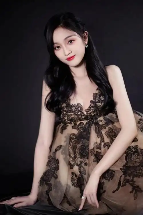 吴宣仪着可爱又性感的短裙清纯的感觉缤纷少女心