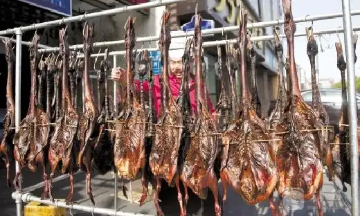 成排的酱鸭儿挂起来 杭州味道晾出来