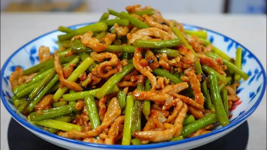 蒜薹炒肉最简单的家庭做法酱香美味好吃又下饭