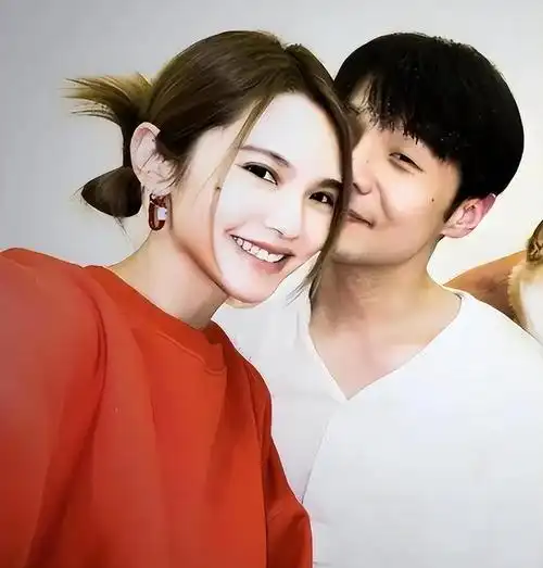 李荣浩杨丞琳秀恩爱男方晒照片女方标记主权力破两人婚变传闻