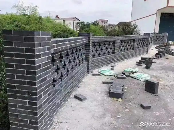 红砖是自然冷却,简单一些,所以生产红砖多,青砖是水冷却(其实是一种