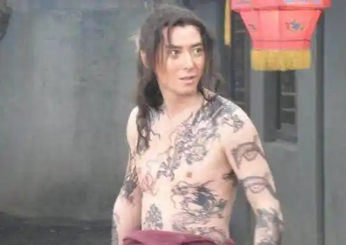 我想应该有九纹龙史进和浪子燕青吧,当然还有一位女人的纹身也是堪称