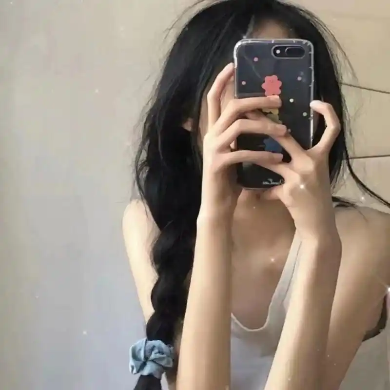 手机遮脸头像/we chat6 92文案: 哪有男孩子分不清绿茶 他只是想看