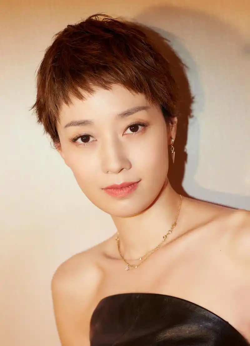 昨日,马伊琍亮相first青年电影展,一袭鱼尾抹胸长裙展优雅直角肩.