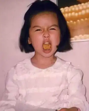 而从杨颖童年时期的照片来看.
