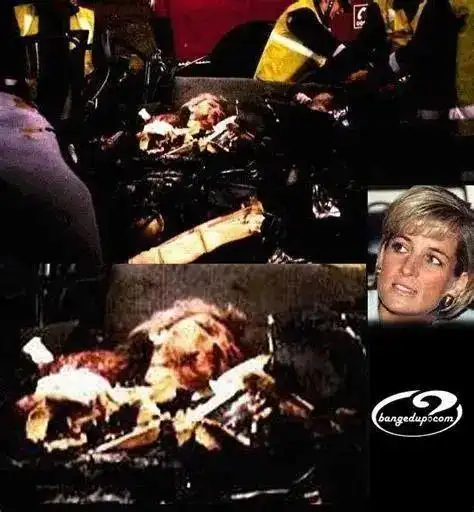 车辆失控越过行车线,撞向灯柱和石墙后爆炸,多迪和司机保罗当场死亡