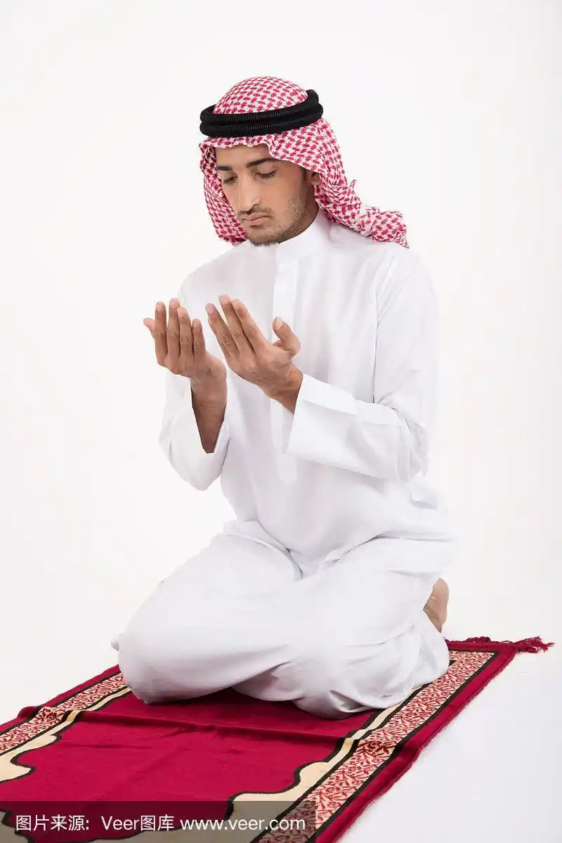 阿拉伯穆斯林男子在红地毯上祈祷