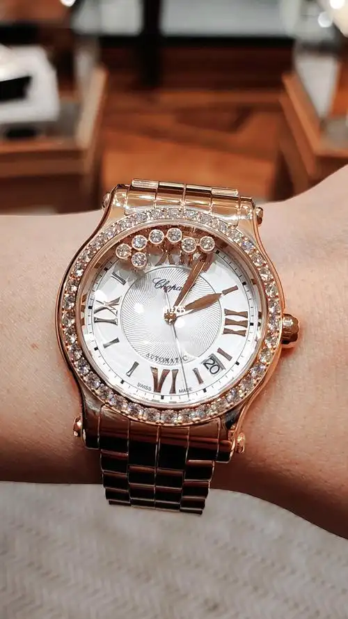 在合适的场合佩戴,因为它不是通勤款的手表女人都会投入羡慕的眼神