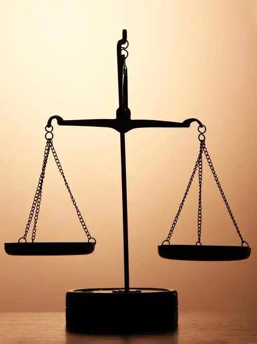 司法棕色背景上的黄金天平