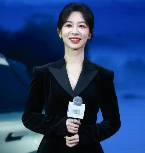 杨紫西装亮相上海职业丽人范儿十足