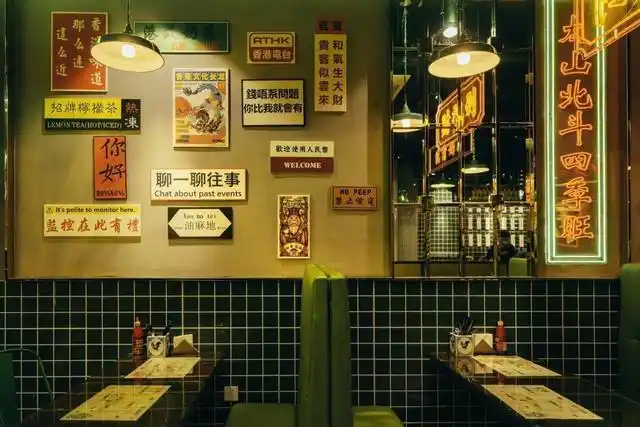 这家港式茶餐厅疯了吗!传统vs港潮酷炫风!这家太哼冰室太敢了!