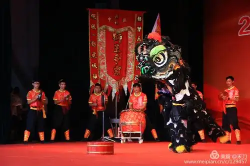 传统舞狮顶呱呱 写美篇01 市属广州市青少年醒狮队 《渡河驱蛇救幼狮