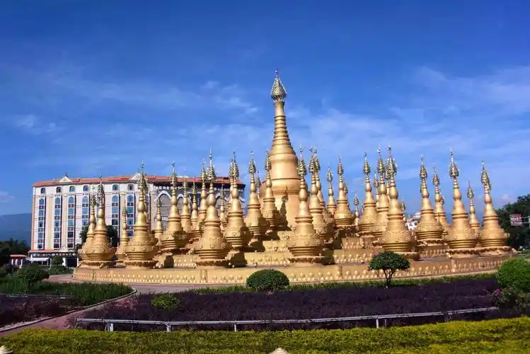 德宏傣族景颇族自治州芒市勐焕大金塔和勐焕大银塔风光