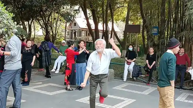 成都美女高调秀广场舞,不料被85岁大爷成功抢镜,跳得比他好