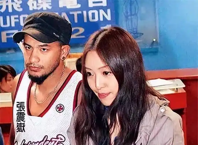 张震岳:一首神作被无数巨星翻唱,却因女友离世蜕变成为詹姆斯_陈芸凡