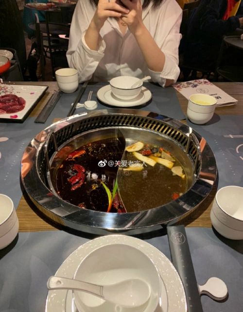 和女网友吃火锅,两个人吃了9000多!难道是火锅店的托儿?