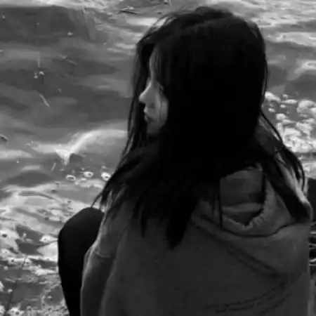 伤感女生黑白头像 纷纷扰扰让心很累的