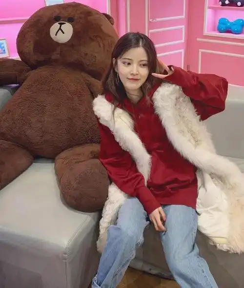 最近火了"唐小米"朱丹妮的这套穿法,脏脏鞋搭"水泥袜"巨潮!