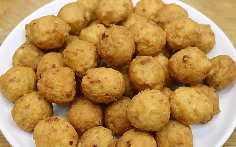 天凉,一起来做干炸豆腐肉丸子,色泽金黄,外酥里嫩,出锅就吃光