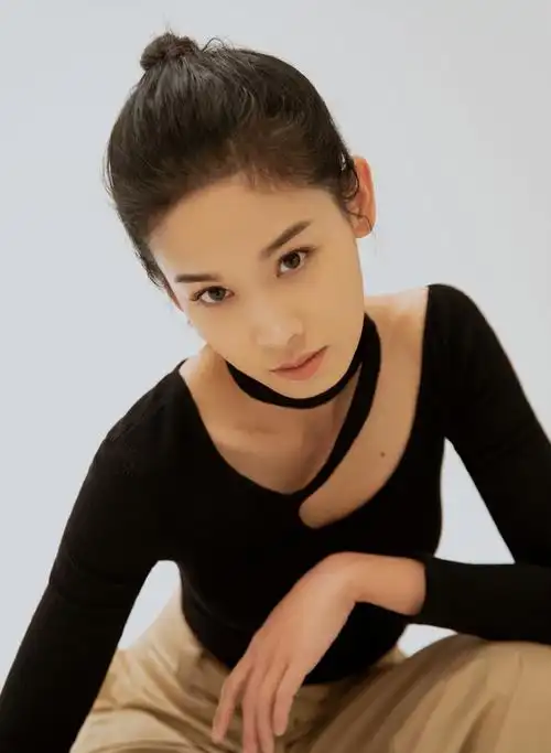 飒爽又性感:演员屈菁菁