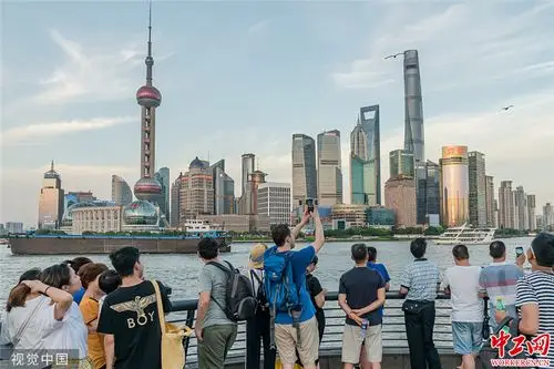 上海外滩游客如织浦江两岸景色优美
