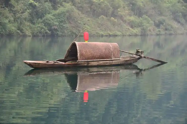 小东江 一叶轻舟雾中悠,渔夫撒网把鱼收,游人尽享心中意,美丽景色相机