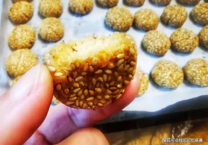复刻小时候过年最爱吃的香酥芝麻饼,操作简单易上手,快快安排上_面团