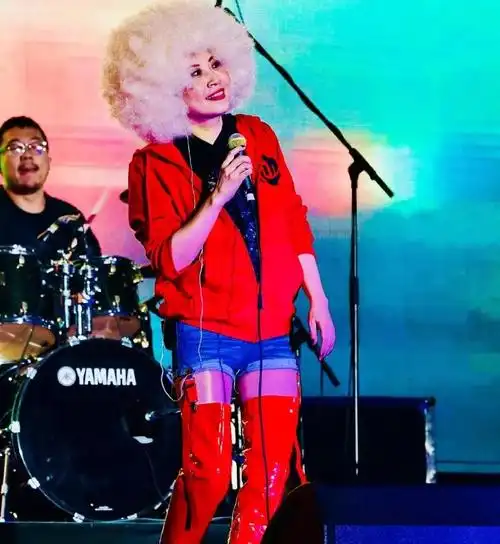 她19岁便登上美国《时代周刊》,因翻唱走红,1年后惨遭全面封杀