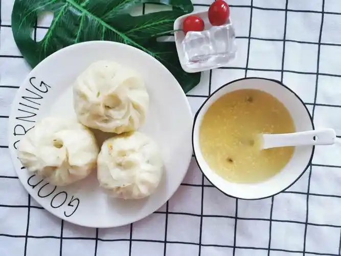 晚餐:肉包子    绿豆稀饭