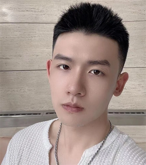 男生都在剪的前刺发型 今年男生短发趋势公开_男士短发 - 美发站