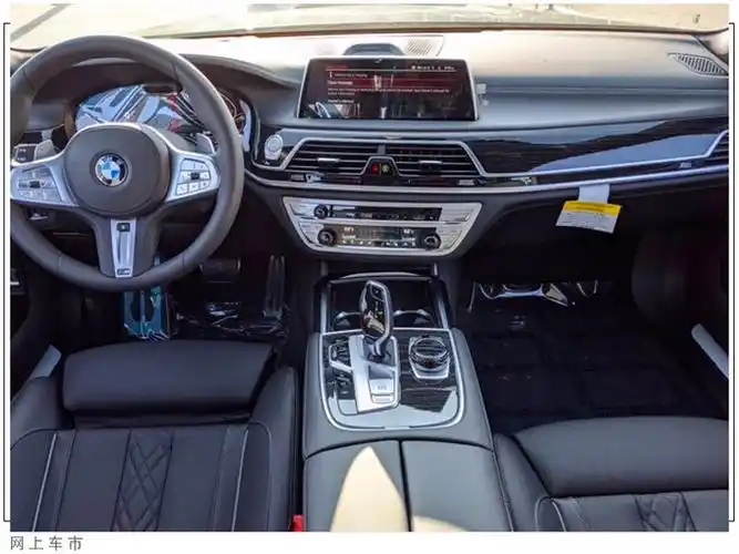 宝马750i xdrive内饰配备了三辐式多功能方向盘,并提供了方向盘加热